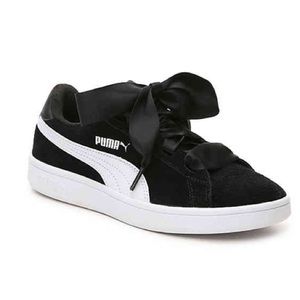 Puma sneakers with ribbon show lace.